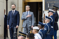 JAV Pentagonas Hegsethas Lenkija Kosiniakas-Kamyszas Trumpas Gynyba Išlaidos Partnerystė Sutartys Ukraina