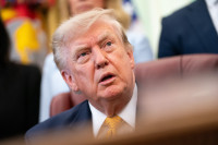 Karas Iranas JAV Trumpas Derybos